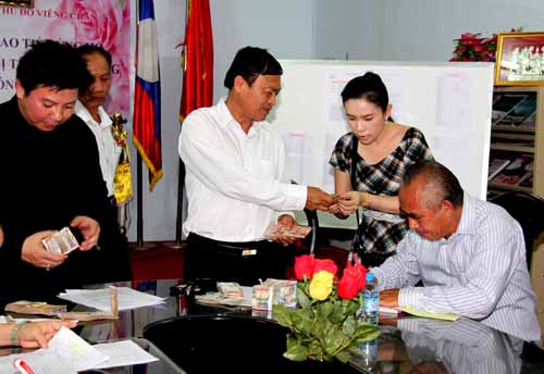 Người Việt tại Lào ủng hộ tiểu thương chợ Thong khankham bị cháy ảnh 1